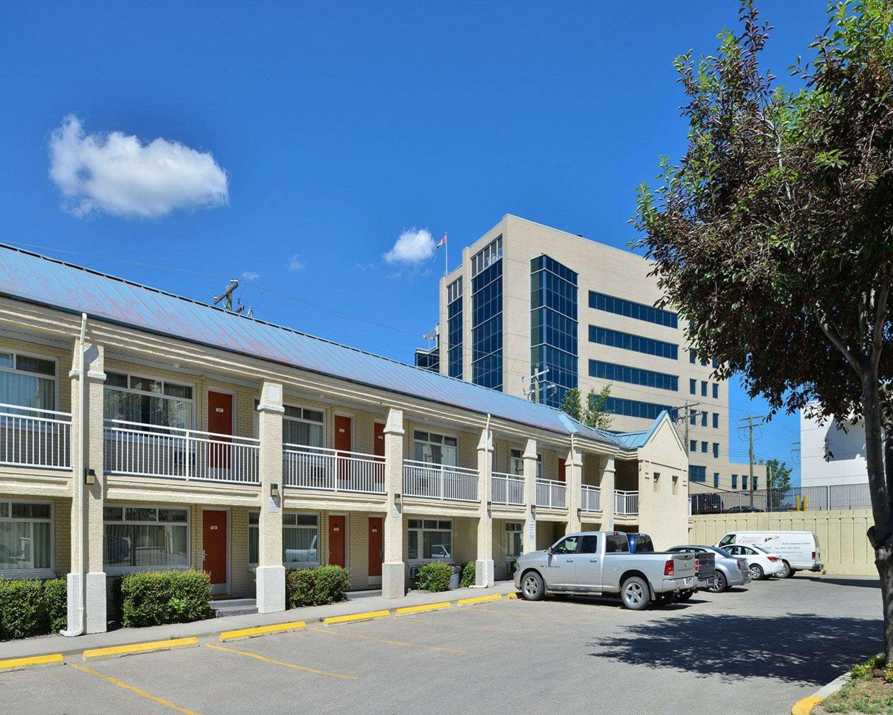 Econo Lodge Inn & Suites University Calgary Exterior photo