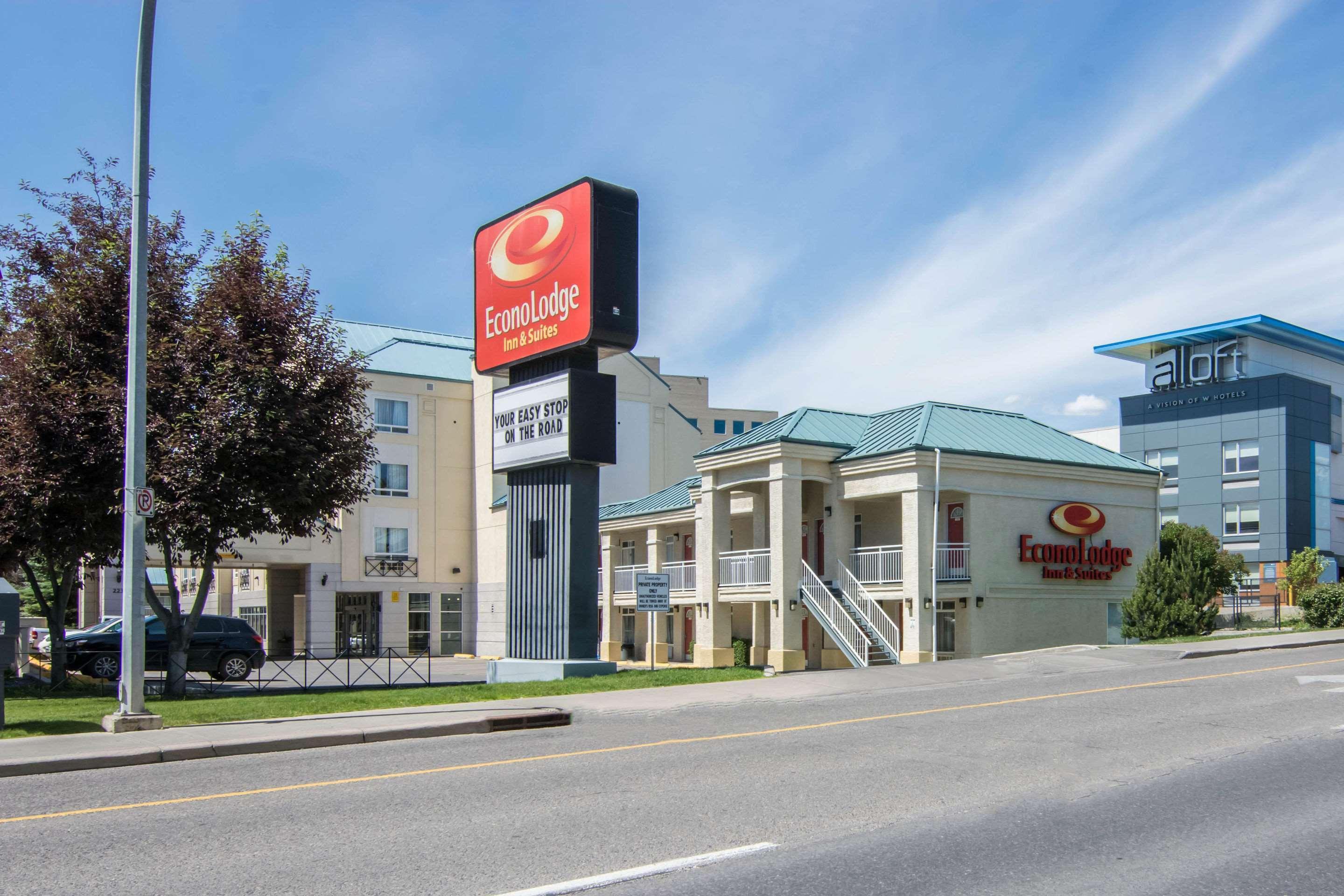 Econo Lodge Inn & Suites University Calgary Exterior photo