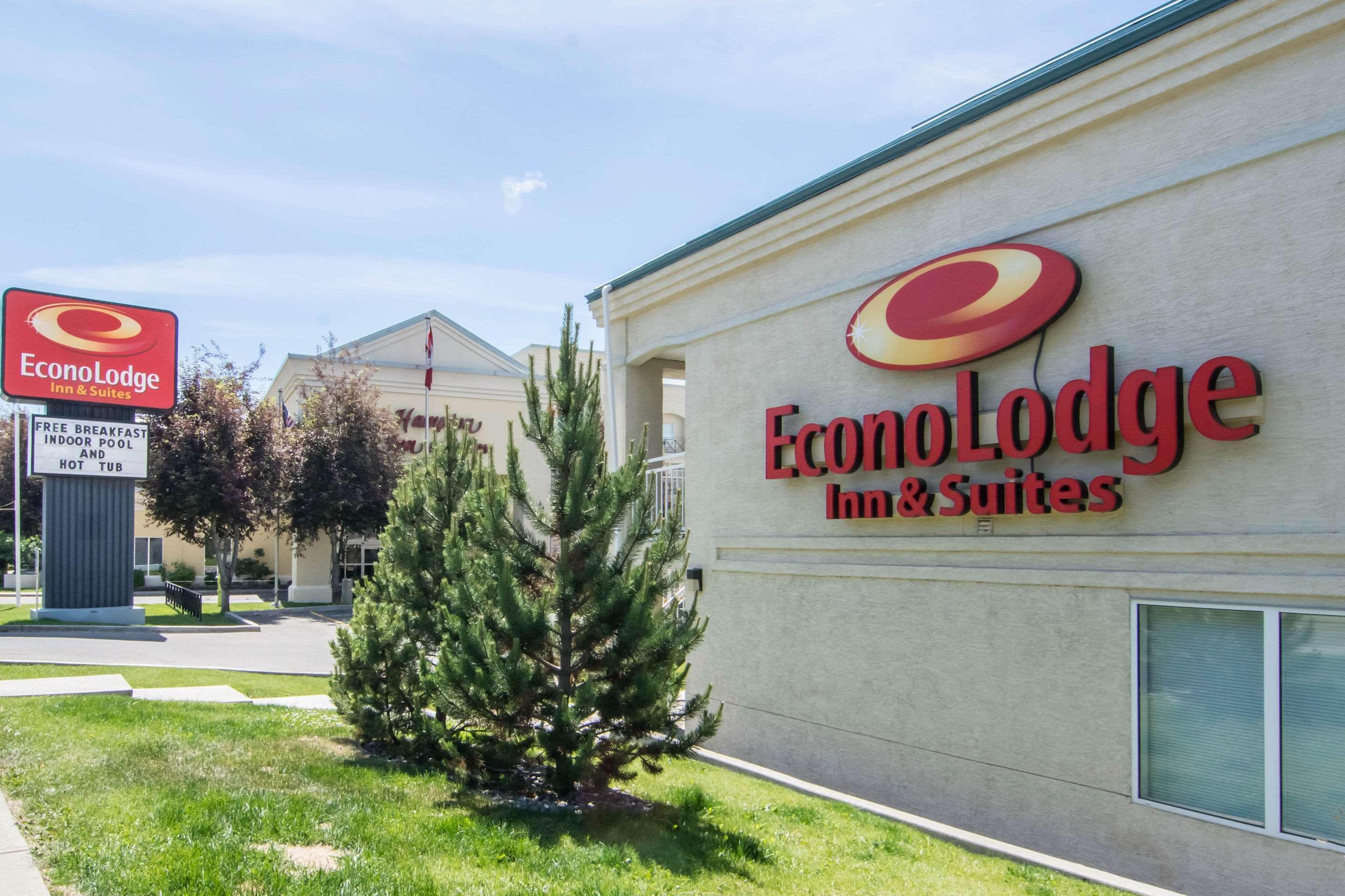 Econo Lodge Inn & Suites University Calgary Exterior photo