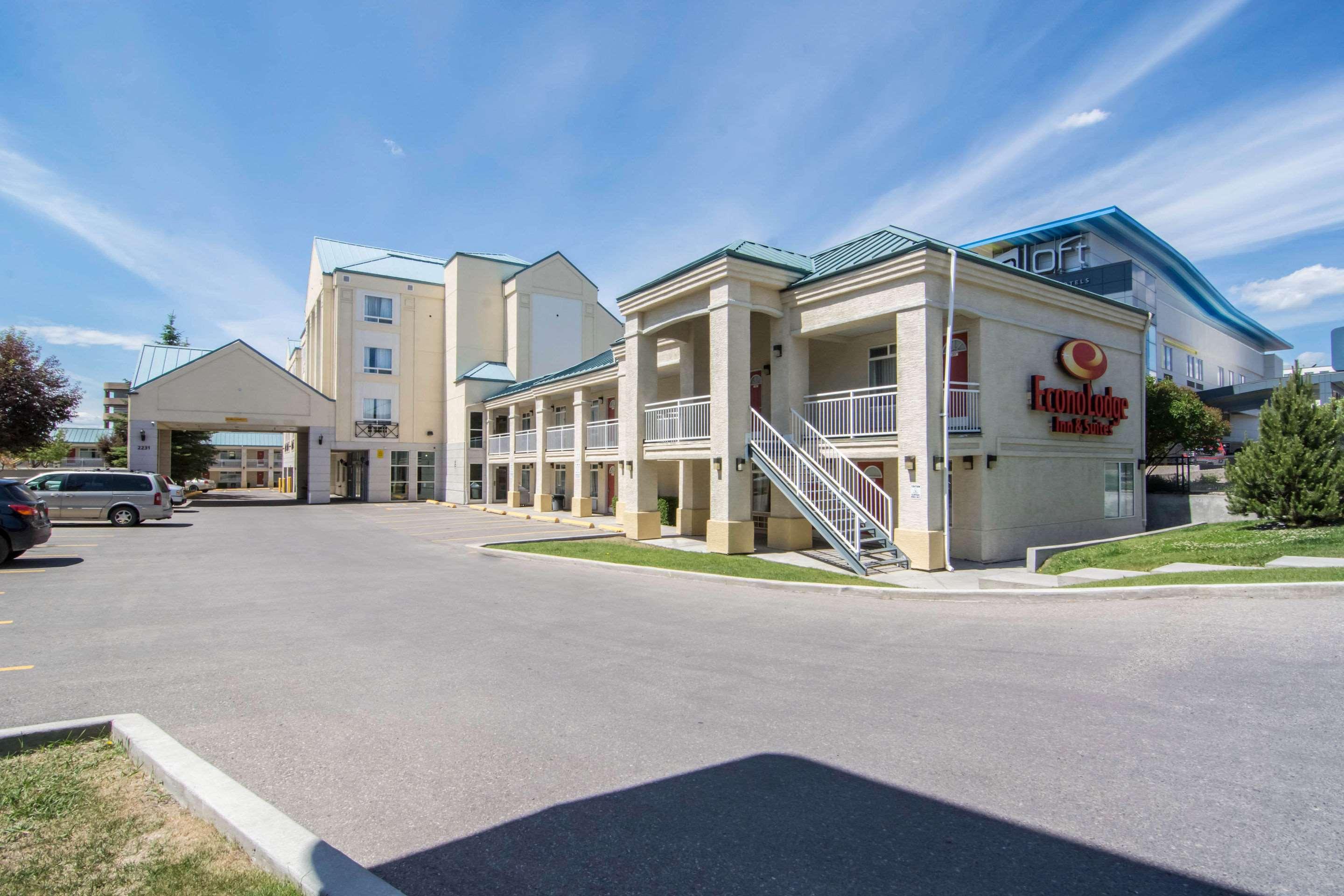 Econo Lodge Inn & Suites University Calgary Exterior photo